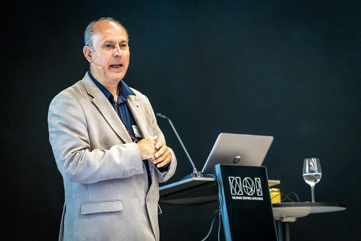 Dr. Stefan St&acirc;ngaciu bei einer Konferenz. (Foto: Dr. Stefan St&acirc;ngaciu)