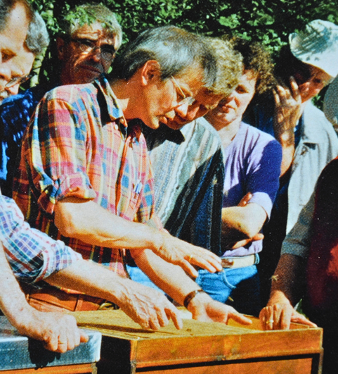 Die Anfangsjahre: Thomas Radetzki schaut gemeinsam mit interessierten Imkern - darunter Wilhelm Nickol (rechts) - in einen Bienenkasten. (Foto: Melifera e. V.)