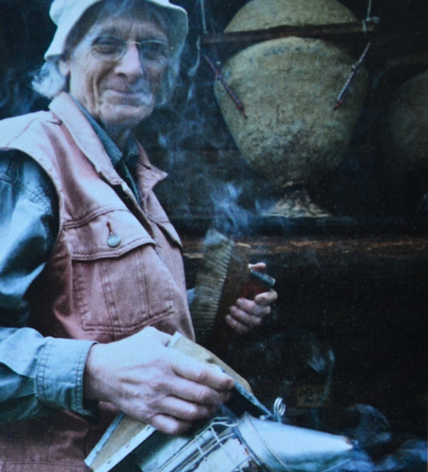 Bildhauer G&uuml;nther Mancke hinterl&auml;sst unter anderem mit dem H&auml;ngekorb und dem Kunstwerk &bdquo;Der Bien zwischen Himmel und Erde&ldquo; wertvolle Spuren. (Foto: Mellifera e. V.)