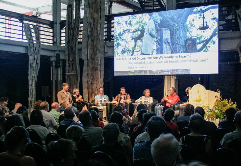 Die Podiumsdiskussion zum Thema "Sind wir bereit zu Schw&auml;rmen?". (Foto: Silke Meyer)