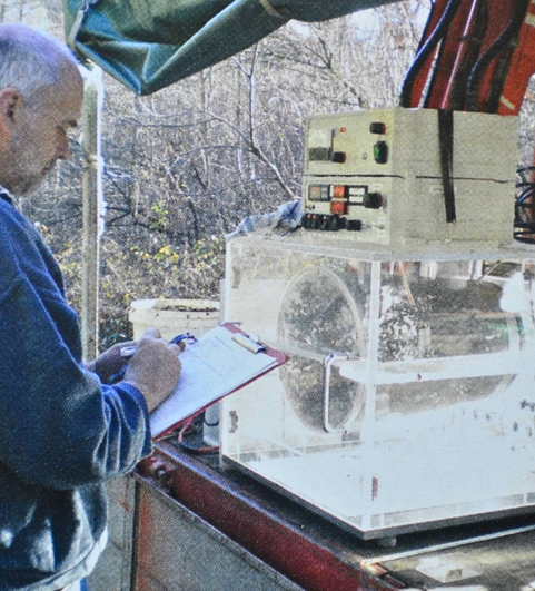 Norbert Poeplau bei der Forschung zur Varroa-W&auml;rmebehandlung im Jahr 2005. Der Imkermeister wirkt bis zu seinem Ruhestand 2023 fast 18 Jahre bei Mellifera. (Foto: Mellifera e. V.)