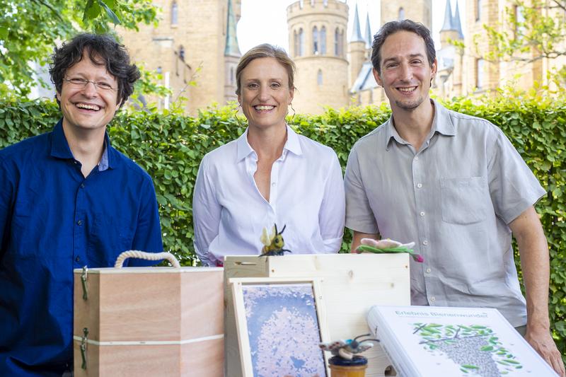 Michael Slaby (l.) und Jonas Ewert (r.) pr&auml;sentieren Frau Sophie Prinzessin von Preu&szlig;en das Erlebnis Bienenwunder (Foto: Roland Beck)