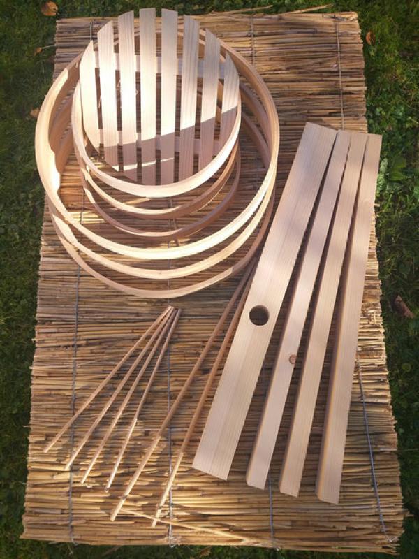Der Bienenturm kommt mit wenigen Holzteilen aus, die als Bausatz bezogen und leicht selbst zusammengesetzt werden können. (Foto: David Junker)