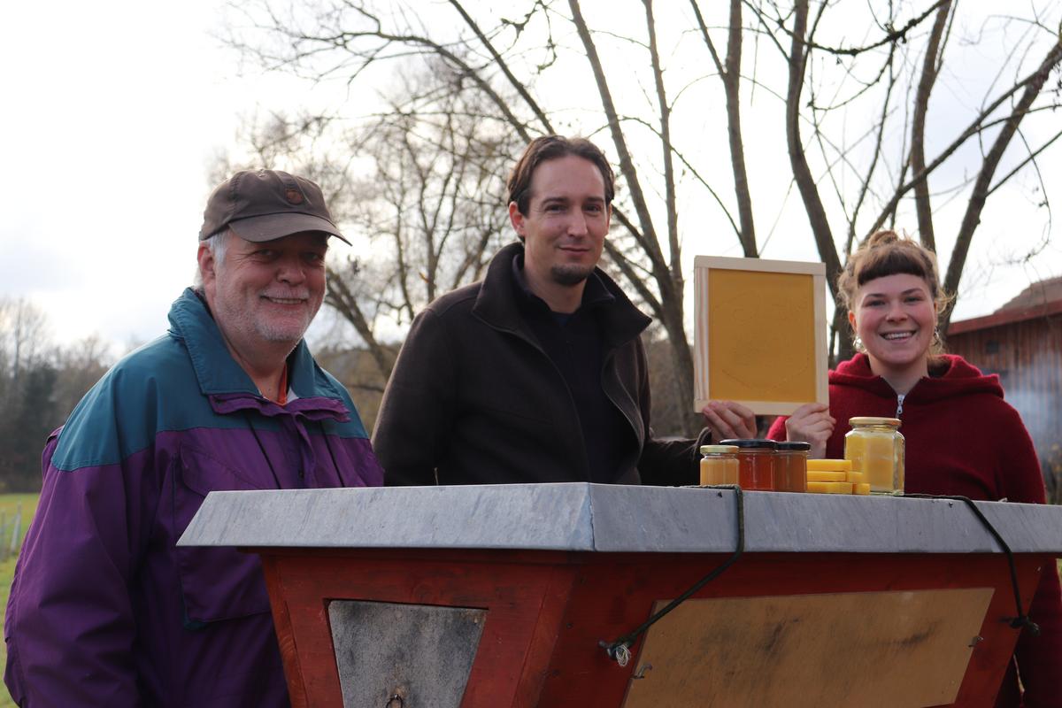 Norbert Poeplau, Jonas Ewert und Alica Kipp (von links) freuen sich, dass es wieder los geht. (Foto: Mellifera e. V.)