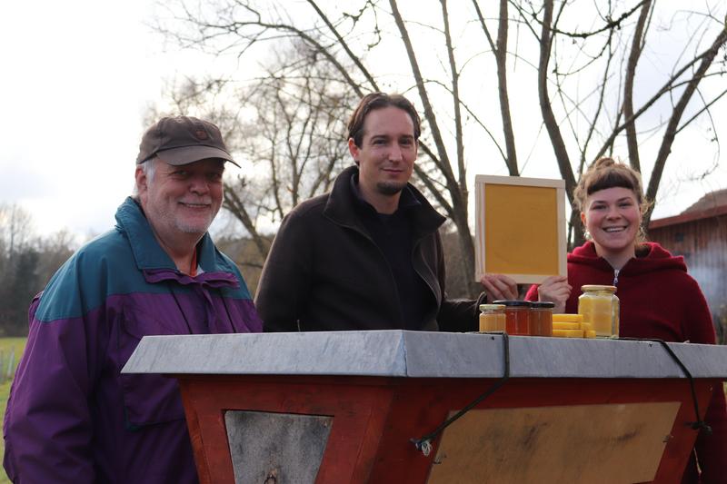 Norbert Poeplau, Jonas Ewert und Alica Kipp (von links) freuen sich, dass es wieder los geht. (Foto: Mellifera e. V.)
