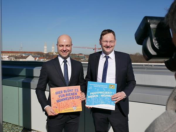 Start des Projekts "Bienen-Highway":  Matthias Wucherer, Leiter des Netzwerks Blühende Landschaft mit dem bayerischen Verkehrsminister Hans Reichhart (Foto: Bayerisches Staatsministerium für Wohnen, Bau und Verkehr)