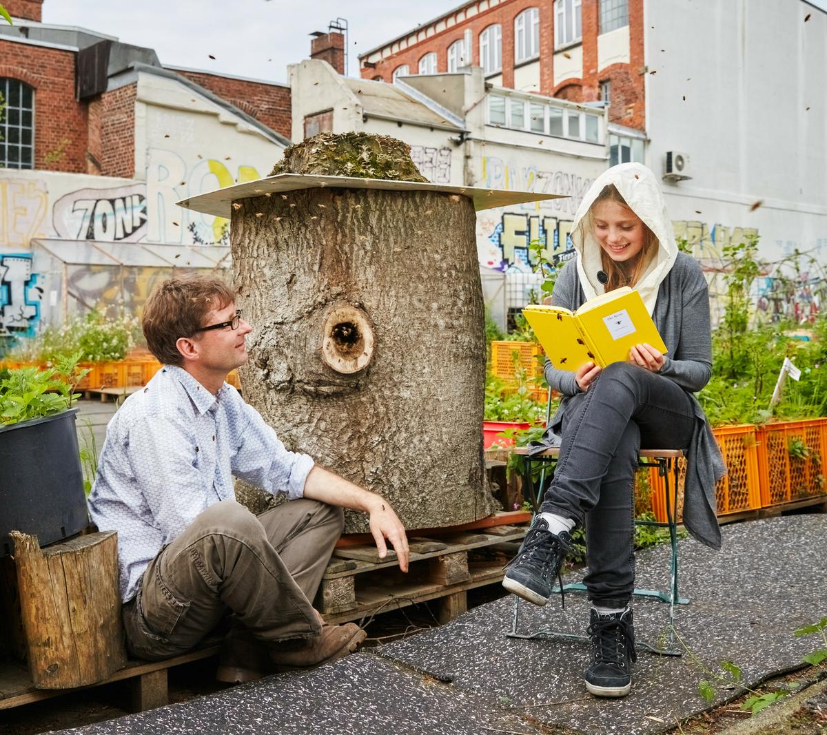 Bienenbeobachter: Klotzbeute auf dem Gartendeck St. Pauli. (Foto: Enver Hirsch, www.enverhirsch.com)