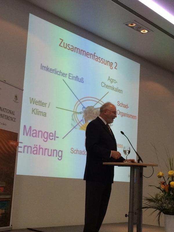 Prof. Dr. Crailsheim referiert über die Ernährung der Honigbiene und deren Auswirkung auf Gesundheit und Leistung. (Foto: Mellifera e. V.)