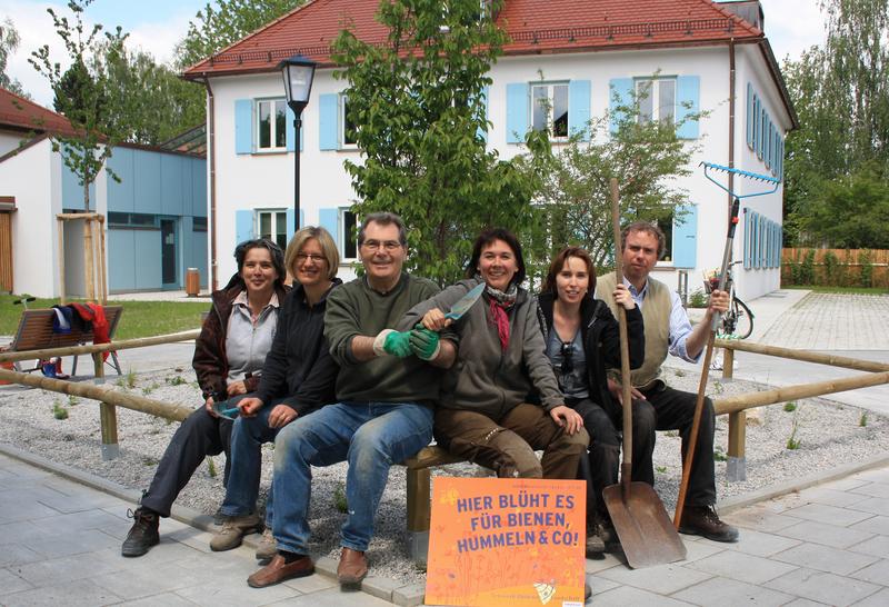 Mitglieder der Regionalgruppe Haar vor ihrer Buntstreifen-Patenschaftsfläche (Foto: T. Stark)