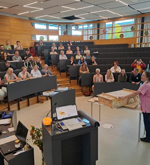Carmen Diessner bei der Versteigerung der kunstvoll gestalteten Bienenkiste. 
