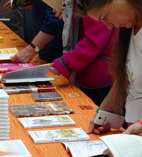 Der weltweit gr&ouml;&szlig;te B&uuml;chertisch zum Thema &raquo;Wesensgem&auml;&szlig;e Bienenhaltung&laquo; ;-) 