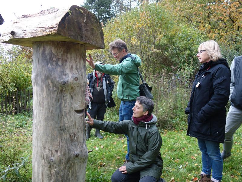 Hautnah an der Geschichte der Apikultur bei einer Klotzbeute von Sabine Bergmann (rechts im Bild). (Foto: Katrin Sonnleitner)