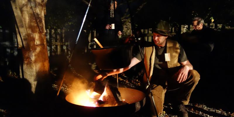 Gemeinsamer Tagesausklang bei Gemüsesuppe aus dem großen Kessel an der Feuerstelle (Foto: Katrin Sonnleitner)