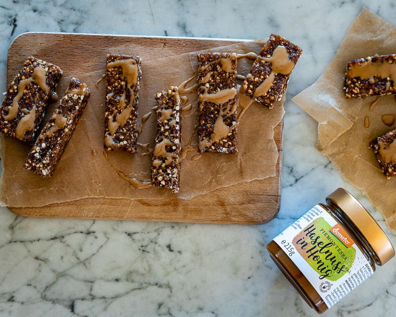 Die Honig-Kreation "Piemonteser Haselnuss in Honig g.g.A." erg&auml;nzt die Rohkost-Brownies und gibt ihnen ein unverkennbares Aroma. (Foto: Jans Kochwelt)