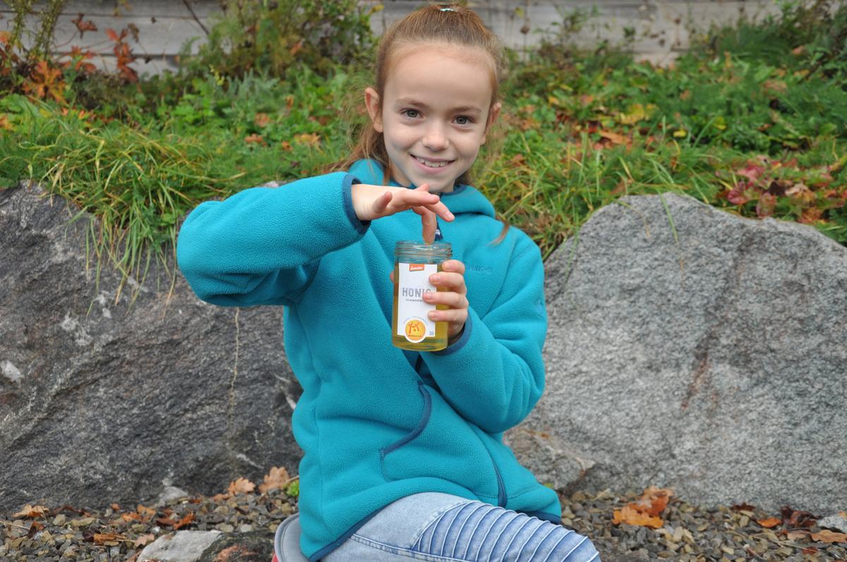 "Guck mal: Honig von Mellifera e. V. schmeckt gro&szlig;artig. Wenn man ihn - wie im Winter - nicht aus der Wabe schlecken kann, tut's auch mal der aus dem Glas." 