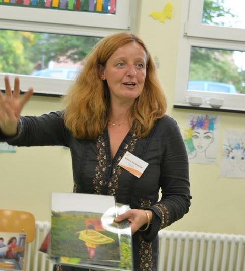 Katrin von Hochmeister pr&auml;sentierte Bienenprojekte im Kindergarten. (Foto: Klara Stingel)