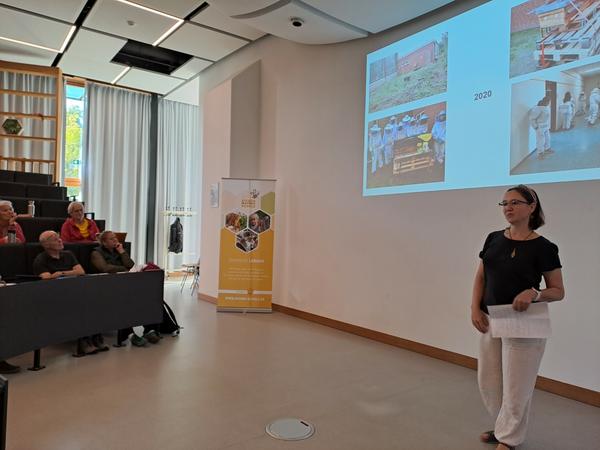 Daniela Didi bei ihrem Vortrag zum WPK-Bienen der IGS Marienhafe-Moorhusen. 
