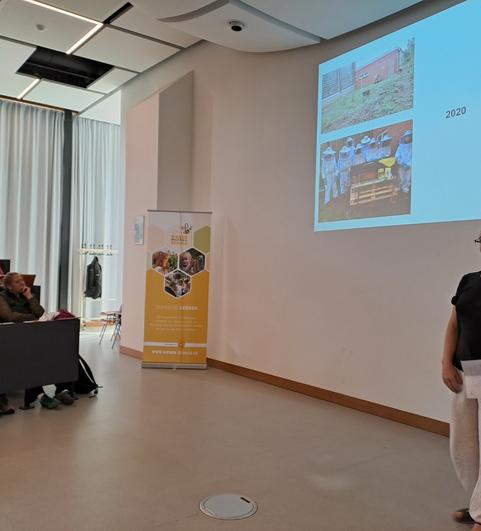 Daniela Didi bei ihrem Vortrag zum WPK-Bienen der IGS Marienhafe-Moorhusen. 