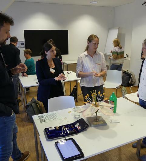 Die Teilnehmer bei der Herstellung von Pollenpr&auml;paraten zum Mikroskopieren. 
