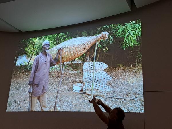 Dr. Martin Gruber stellte die Besonderheiten der Imkerei in Japan und Kamerun vor. 