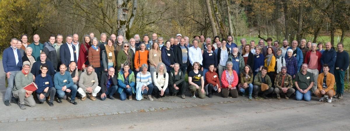Die Teilnehmenden der Konferenz an der Fischerm&uuml;hle.  Weitere 80 Zuh&ouml;rer*innen nahmen online teil. (Foto: Mellifera e. V.)
