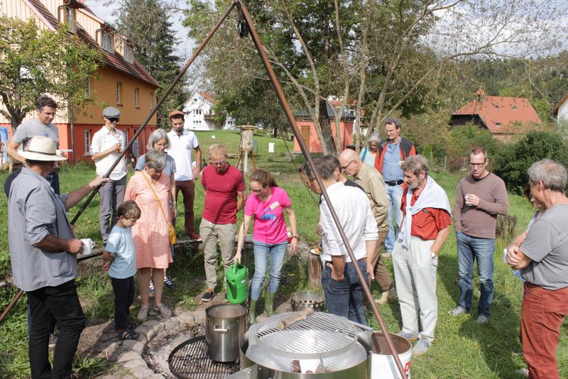 Im so genannten Kon-Tiki demonstrierte Marie Holler die Herstellung von Pflanzenkohle. (Foto: Hanna Konrad)