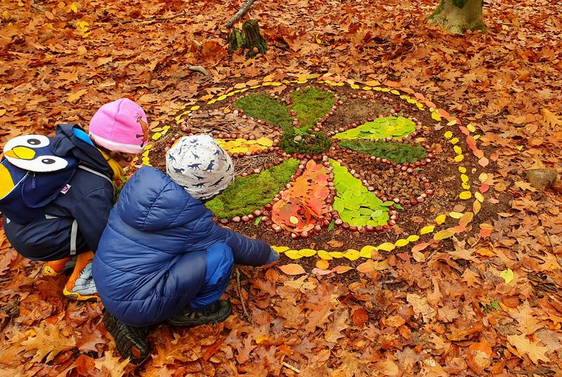 Das "Haus der kleinen H&auml;nde" in Walldorf gestaltete ein wunderbares Bild aus herbstlichen Naturmaterialien. (Foto: Privat)