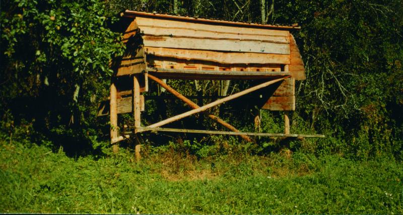 Flugfront eines der Hochst&auml;nde der Imkerei Fischerm&uuml;hle in den Jahren 1986-1994. Der Laufsteg f&uuml;r den Imker auf der R&uuml;ckseite ist kaum sichtbar. Das Dach war klappbar. 