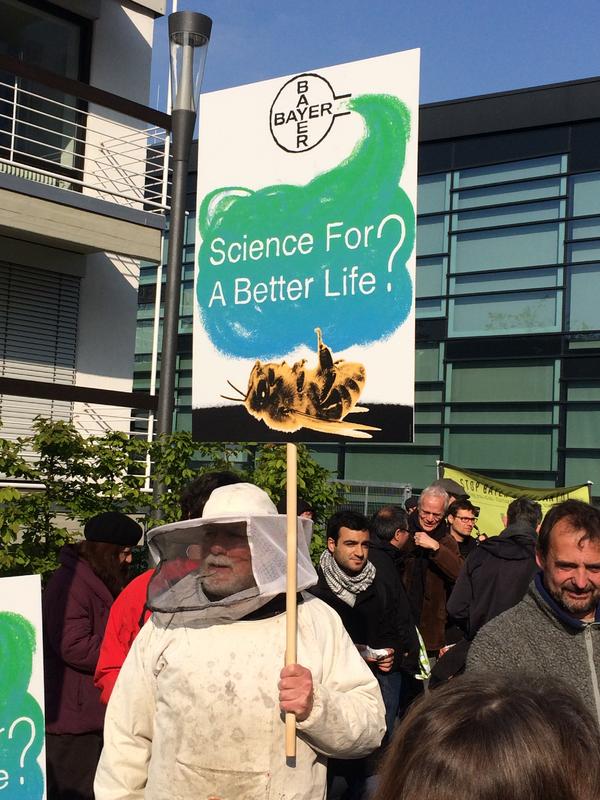 Imker protestieren anlässlich der Bayer-Hauptversammlung 2017. (Foto: Mellifera e. V. )
