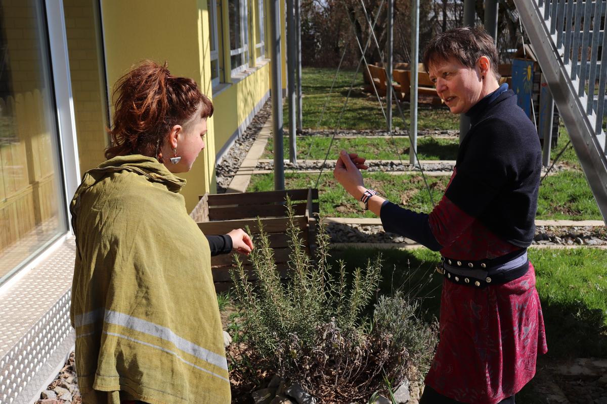Nach dem Interview zeigte Ingrid R&ouml;sch (r.) dem Bienen machen Schule-Team den Schulgarten der Lindenhof-Grundschule. (Foto: Nick Leukhardt)