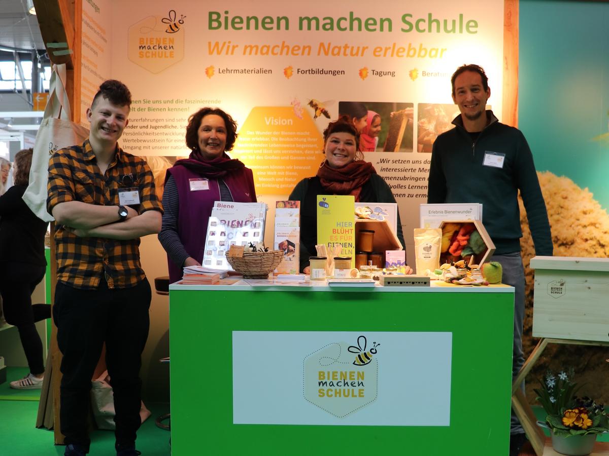 Jonas Ewert, Alica Kipp, Carmen Diessner und Nick Leukhardt am Stand von Bienen machen Schule (v. l.) 