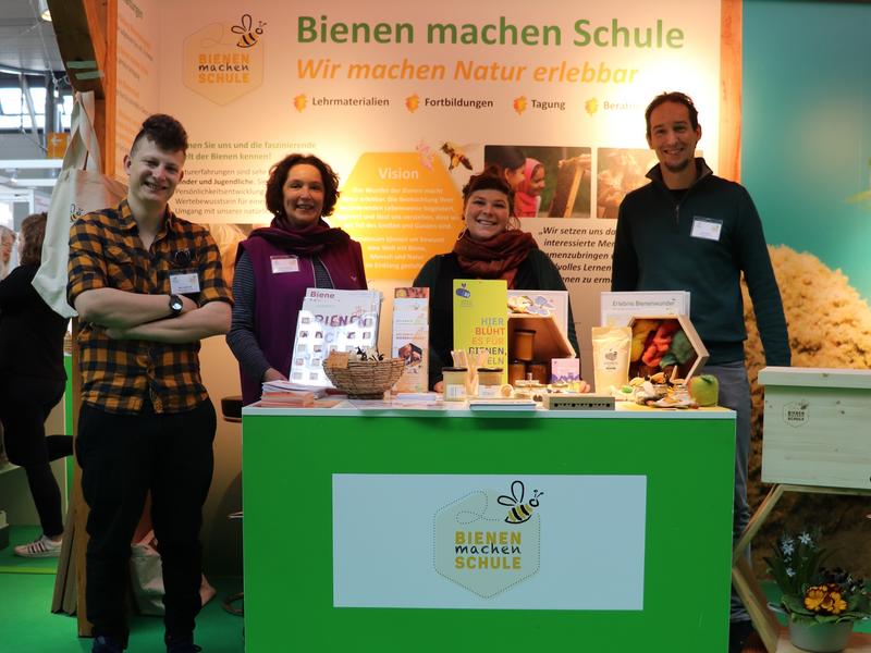 Jonas Ewert, Alica Kipp, Carmen Diessner und Nick Leukhardt am Stand von Bienen machen Schule (v. l.) 