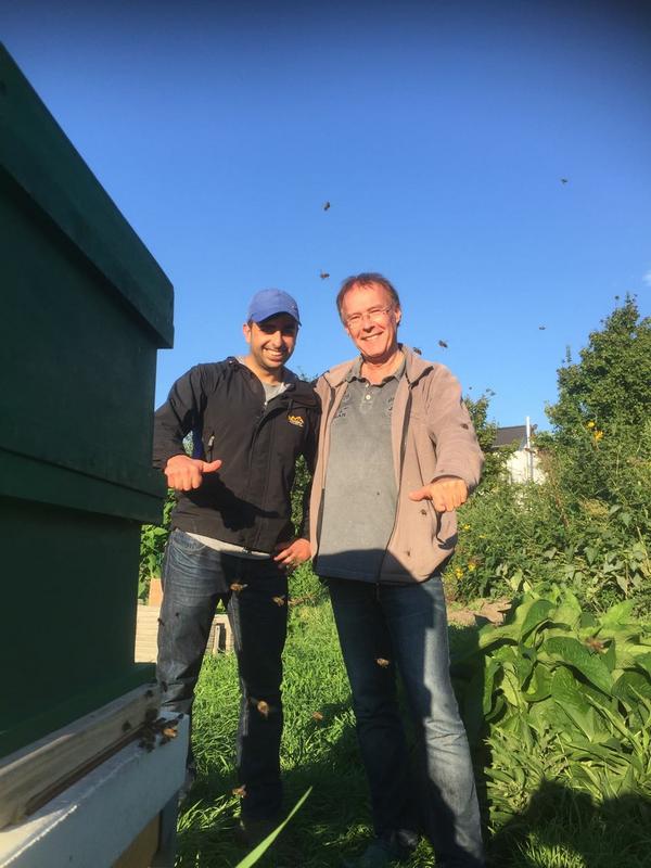 Jalal mit seinem Imkerpaten Carlo. (Foto: privat)
