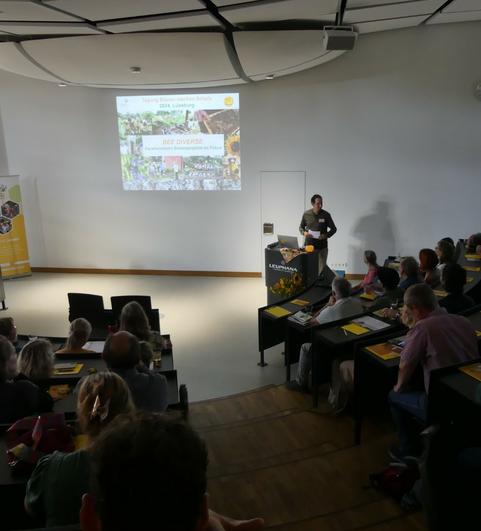 Jonas Ewert bei der Er&ouml;ffnung der Tagung Bienen machen Schule 2024. 