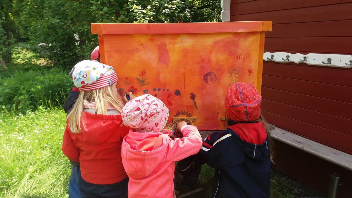 Die Einraumbeute ist im Kindergarten Sterntaler ein echtes Highlight. (Foto: Katrin von Hochmeister)