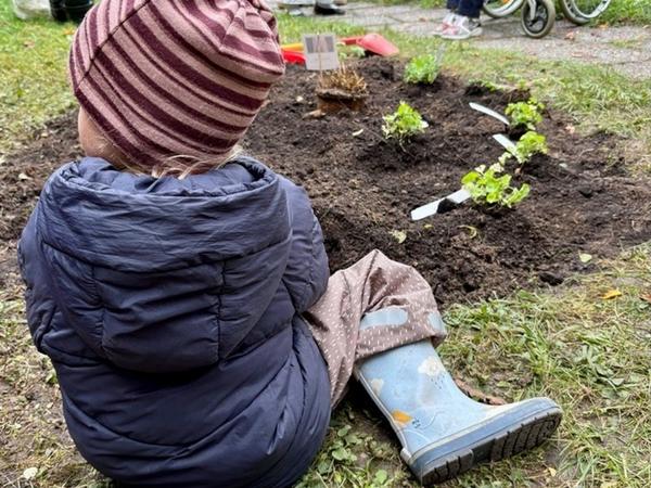 Spaß & Lernen: Das geht bei den Gärten der Generationen Hand in Hand. (Foto: Nadia Freihube)