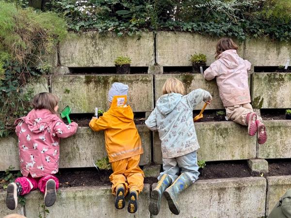 In den Gärten der Generationen erleben die Kinder, wie viel Fürsorge eine blühende Landschaft braucht. (Foto: Nadia Freihube)