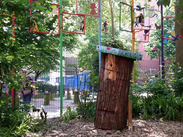 Klotzbeute im Schulgarten. Das Dach wurde von Schülern gestaltet. (Foto: Gunnar Weidt)