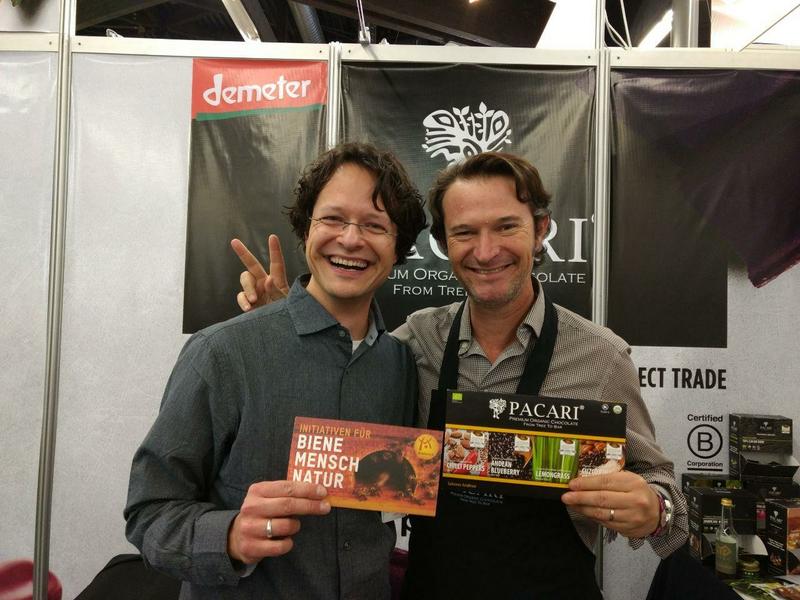 Michael Slaby (l.) mit Pacari-Gr&uuml;nder Santiago Peralta. (Foto: Mellifera e. V.)