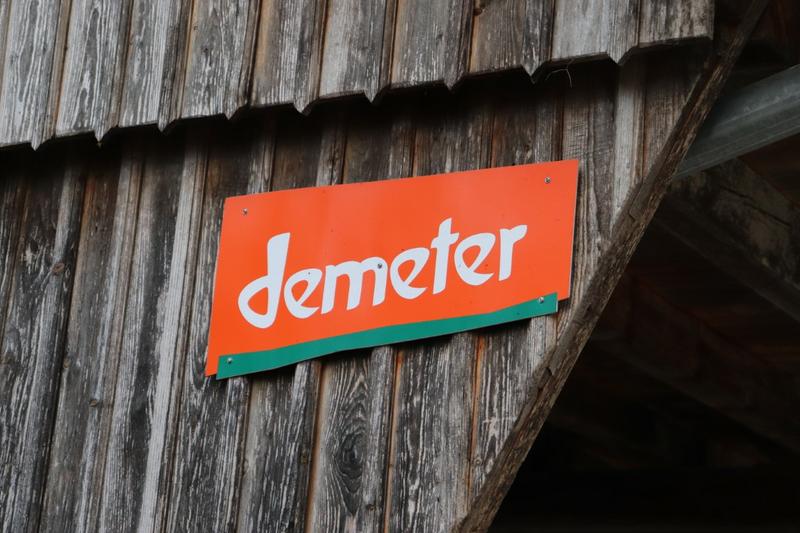 An der Imkerei Fischerm&uuml;hle h&auml;ngt seit vielen Jahren das Demeter Logo. (Foto: Nick Leukhardt)