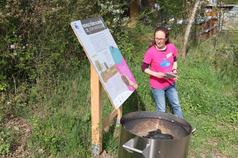 Im Rahmen einer ausf&uuml;hrlichen F&uuml;hrung erkl&auml;rte Marie Holler die Hintergr&uuml;nde des Klimapfads. (Foto: Nick Leukhardt)