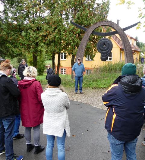 Imkermeister Norbert Poeplau f&uuml;hrte &uuml;ber das Fischerm&uuml;hlengel&auml;nde. (Foto: Jonas Ewert)