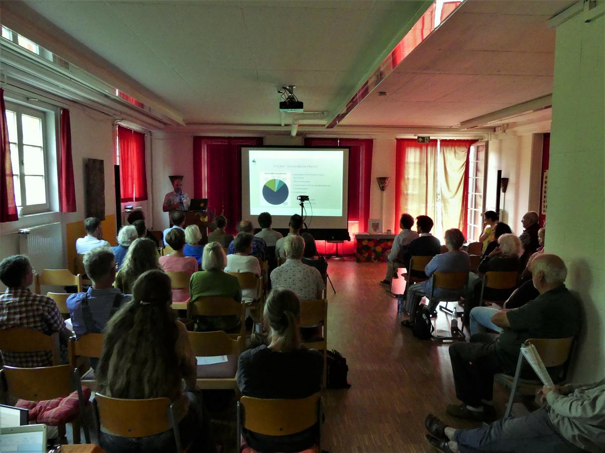 Sowohl online als auch in Pr&auml;senz folgte das Publikum den Vortr&auml;gen bei der Jahreshauptversammlung. (Foto: Jonas Ewert)