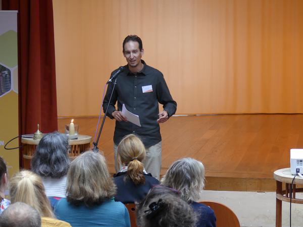 Jonas Ewert zog Parallelen zwischen Bienenpädagogik und BNE.  (Foto: Mellifera e. V.)
