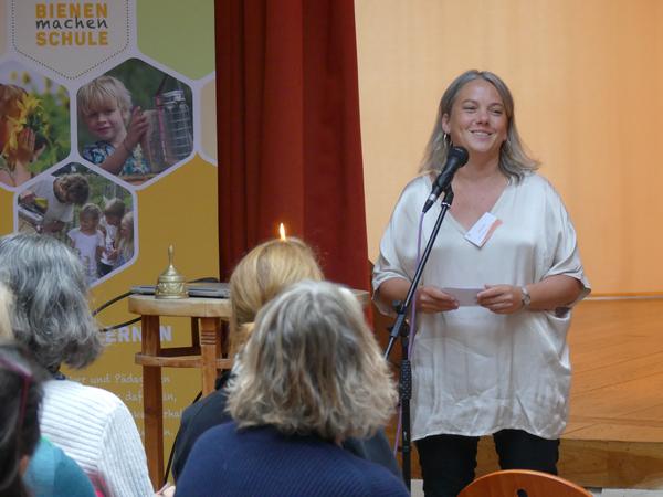 Silke Bell vom hessischen Kultusministerium bei ihrem Grußwort. (Foto: Mellifera e. V.)