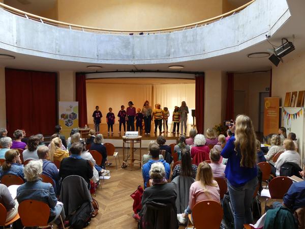 Die Schüler*innen der Michael Schule tanzten zum „Lied von den Bienen“.  (Foto: Mellifera e. V.)