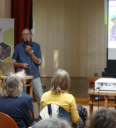 Reinhold Gl&uuml;senkamp referierte &uuml;ber die Arbeit der Bienen-AG der Gesamtschule Schlebusch. (Foto: Mellifera e. V.)