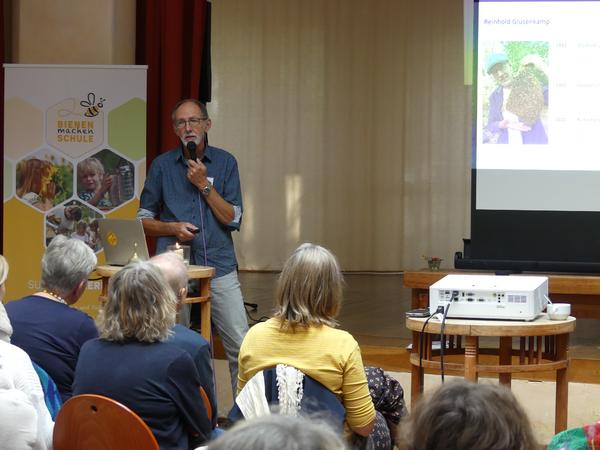 Reinhold Glüsenkamp referierte über die Arbeit der Bienen-AG der Gesamtschule Schlebusch. (Foto: Mellifera e. V.)