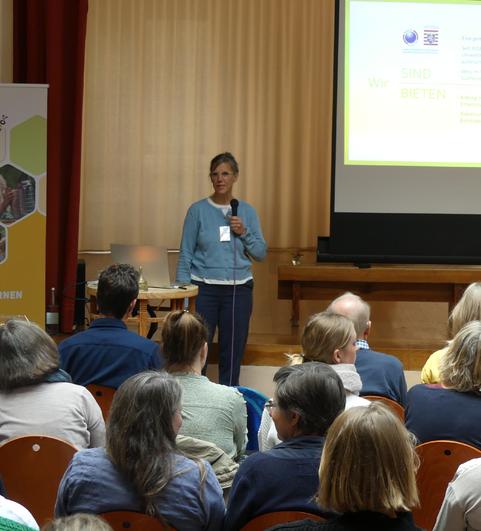 Katrin Conzelmann-Stingl stellte den au&szlig;erschulischen Lernort ecokids in Hofheim vor. (Foto: Mellifera e. V.)