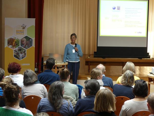 Katrin Conzelmann-Stingl stellte den außerschulischen Lernort ecokids in Hofheim vor.  (Foto: Mellifera e. V.)